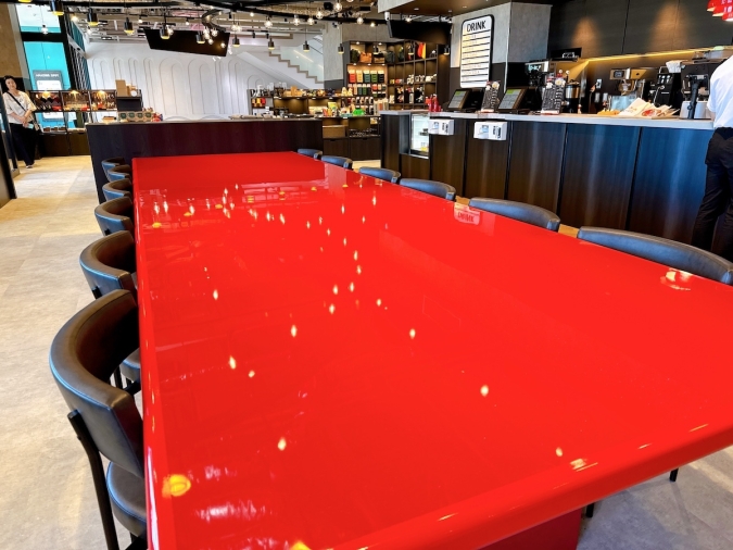 Standard Coffee 門司港店　赤いテーブル