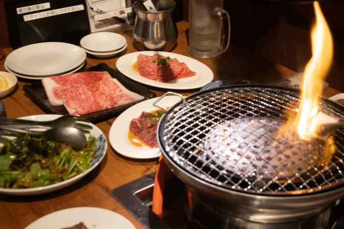 和牛卸直営焼肉 タンとハラミ まっちゃん テーブル
