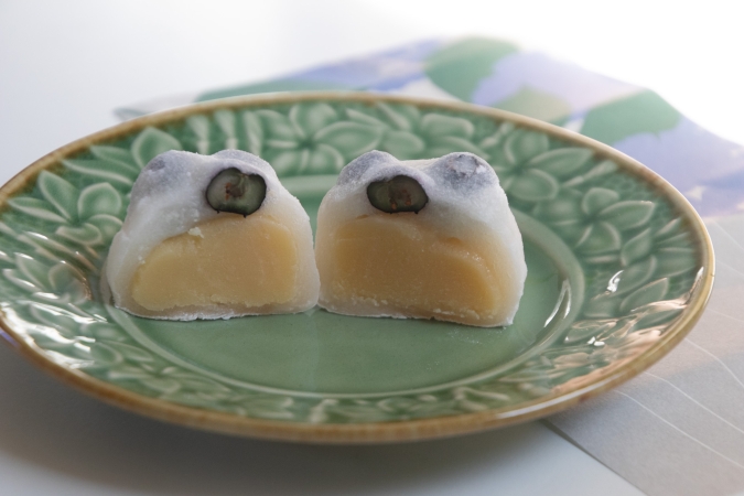 季のせブルーベリー大福カット