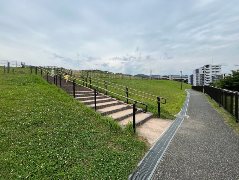 山ノ鼻古墳公園　古墳への階段、遊歩道