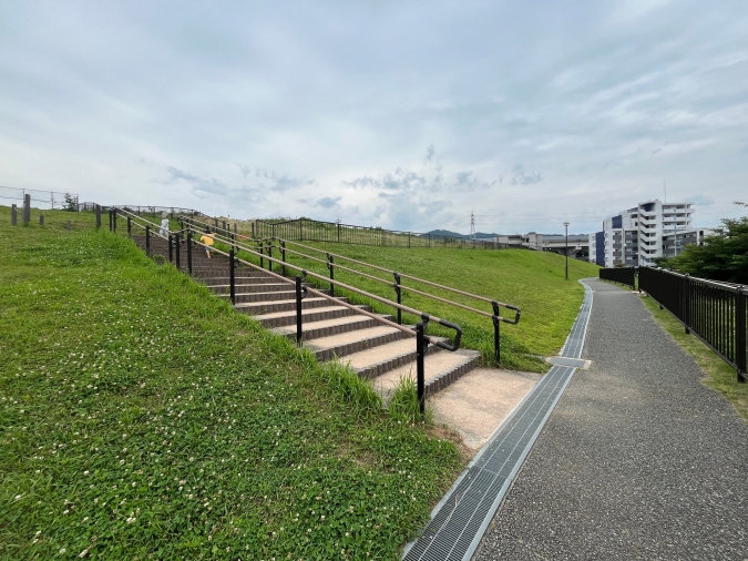 山ノ鼻古墳公園　古墳への階段、遊歩道