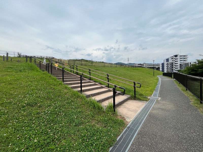 山ノ鼻古墳公園　古墳への階段、遊歩道