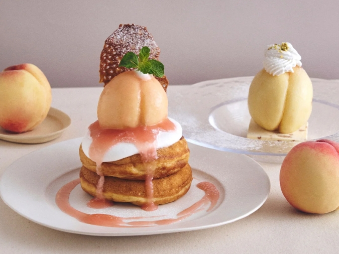 カフェ＆ブックス ビブリオテーク『産地直送“岡山白桃”のデザートフェア』／まるごと“岡山白桃”とミルキークリームのパンケーキ