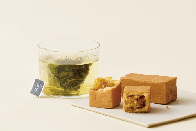 「阿里山キンセン茶」（3g×15袋3,001円）、　「パイナップルケーキ」（5個入り2,101円）