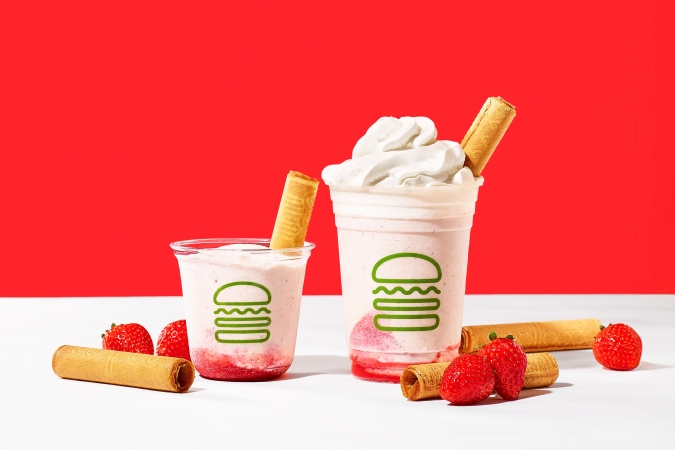 Shake Shack 博多店　あまおうシェイクwithチロリアン