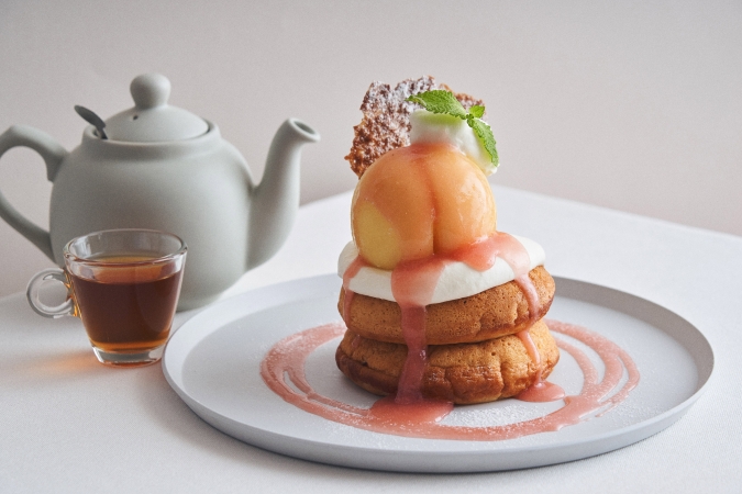 カフェ＆ブックス ビブリオテーク『産地直送“岡山白桃”のデザートフェア』／まるごと“岡山白桃”とミルキークリームのパンケーキ