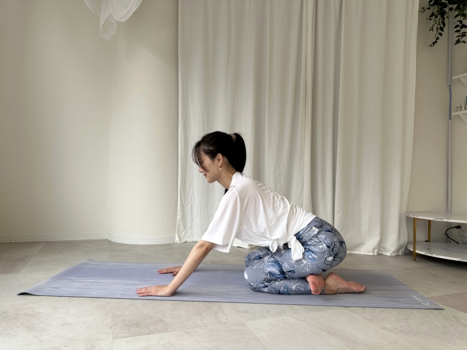 お尻をかかとの方向へゆっくり下ろし、体重をかけながらふくらはぎをほぐす。