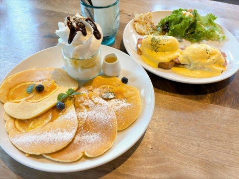 エッグカフェ　オレンジパンケーキとエッグベネディクト