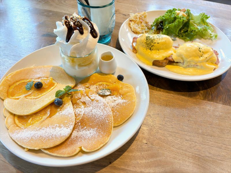 エッグカフェ　オレンジパンケーキとエッグベネディクト