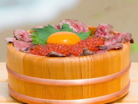 オ魚ソウル／国産牛ステーキいくら丼(味宝卵付)