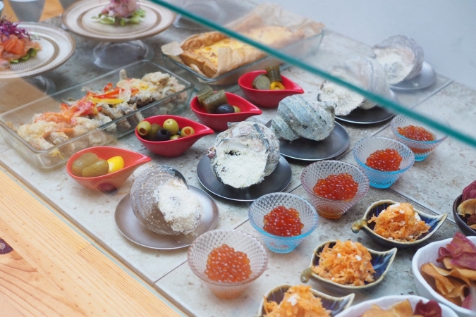 大衆酒場 フレンチマン／ショーケースに並ぶ一品料理