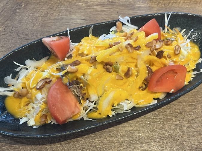 スパイスキッチンポカラ　自家製【謎】ドレッシングのグリーンサラダ