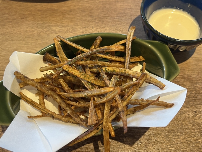 スパイスキッチンポカラ　カレーごぼうスティックと特製ヨーグルトソース