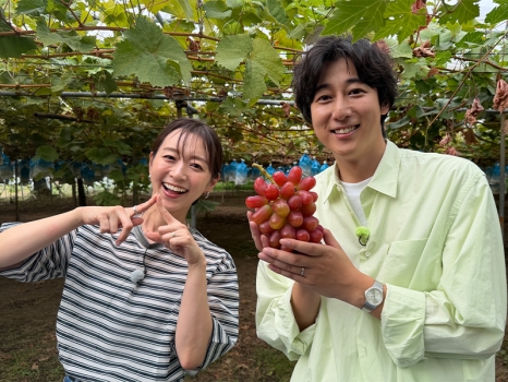 ブドウ狩りする伊藤舞アナ、岡澤アキラさん