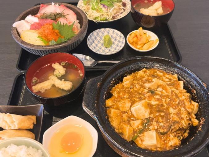 鶏富士 鍋焼き麻婆ラーメンセット、海鮮丼御膳