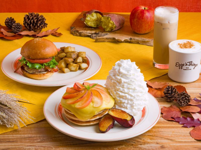 Eggs ’n Things　さつまいもとリンゴのブリュレパンケーキ　メープルベーコンバーガー　メープルシナモンラテ