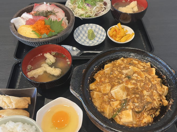 鶏富士 鍋焼き麻婆ラーメンセット、海鮮丼御膳