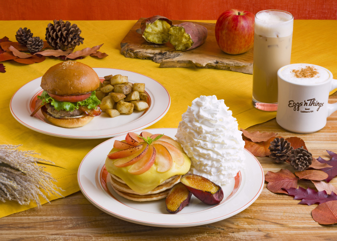Eggs ’n Things　さつまいもとリンゴのブリュレパンケーキ　メープルベーコンバーガー　メープルシナモンラテ